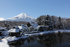 雪の忍野八海と富士。