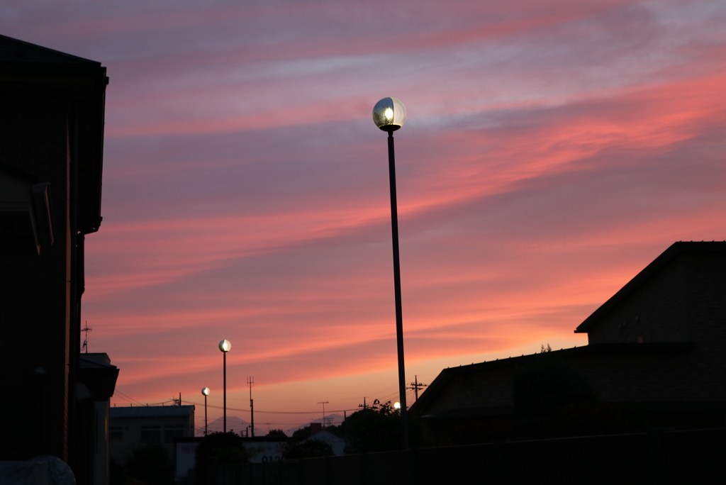 見えるかなぁ～・・・自宅裏より富士夕景