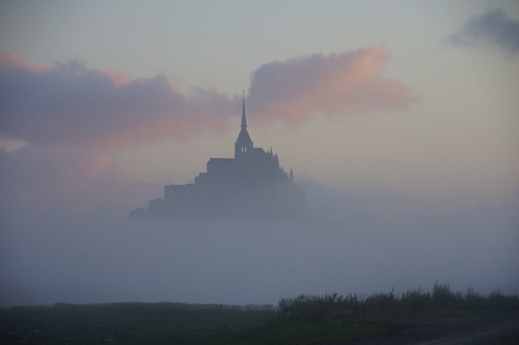 朝霧に浮かぶ天空の城：モンサンミッシェル