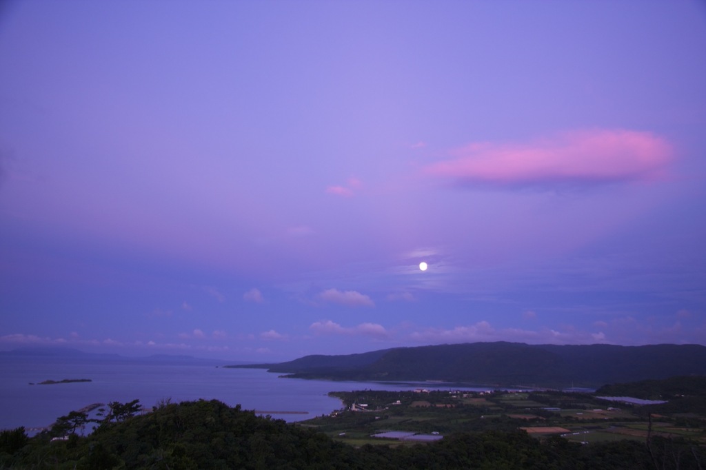 夕暮れと月明かり