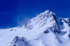 紺碧の空と白銀の雪、そして、凛々しい山