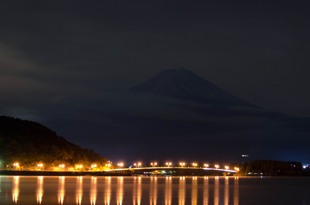 夜明け前の富士山