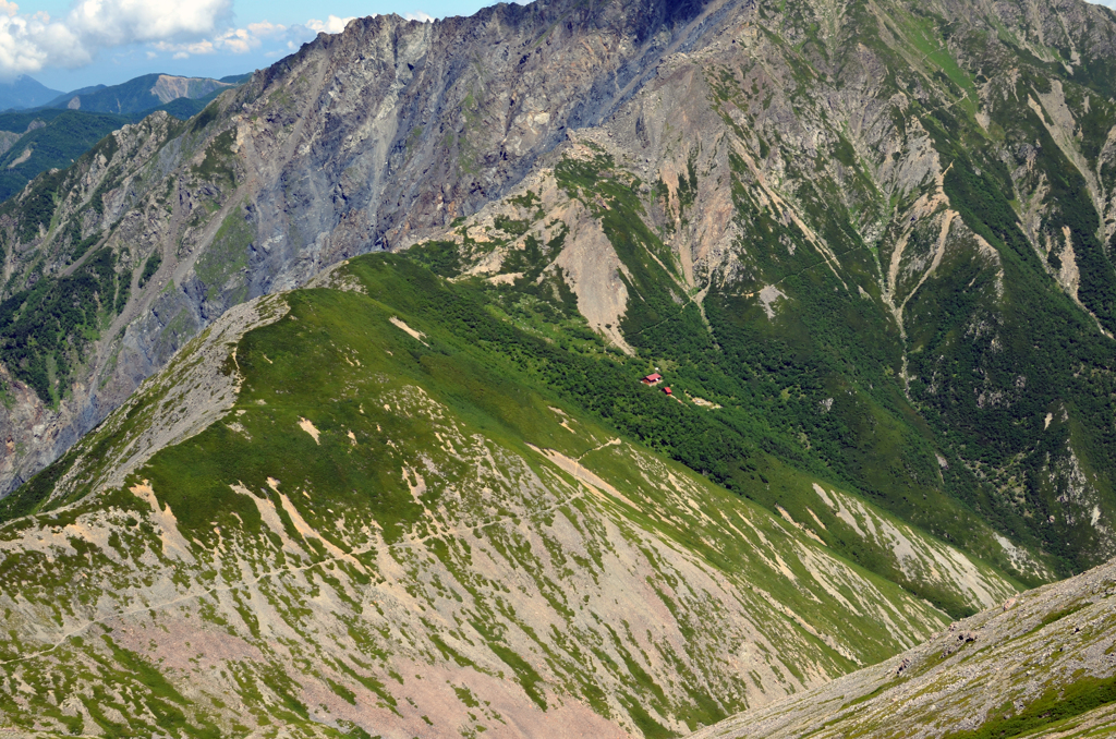 赤石岳山腹から見た荒川小屋