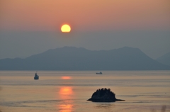 日の出と小島