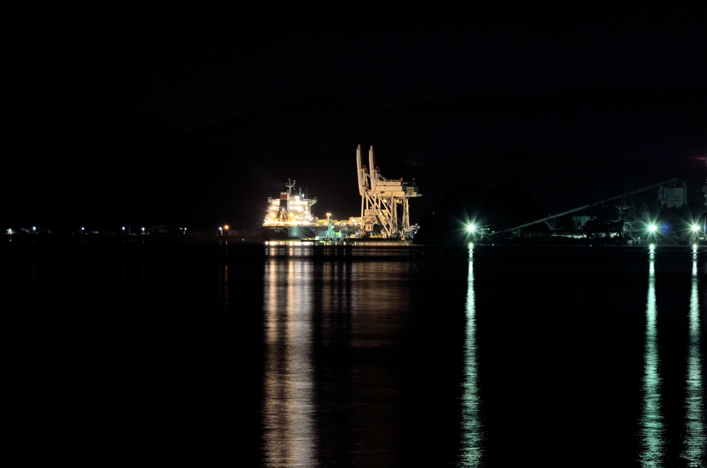 夜のタンカー
