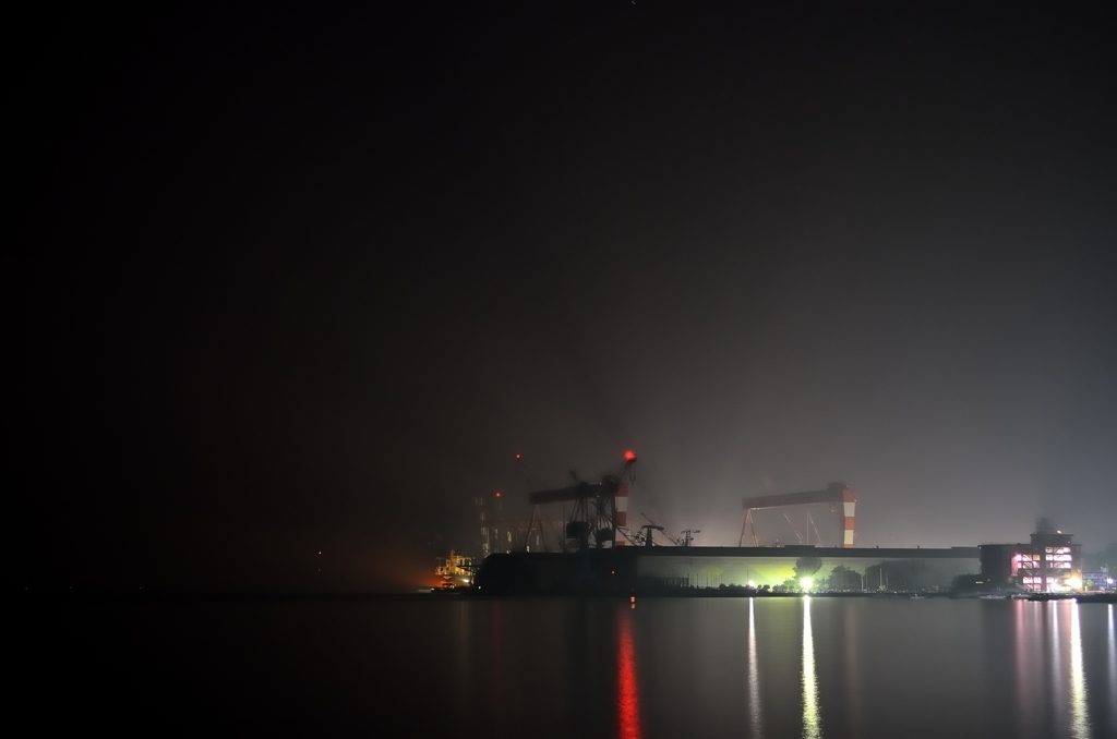 靄の中の造船所