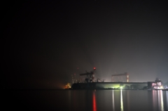 靄の中の造船所