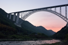 朝焼けの空港大橋