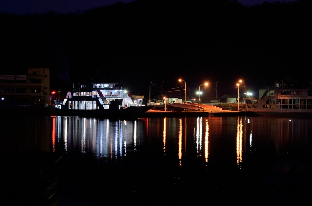 早朝のフェリー港