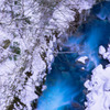 冬の青い川