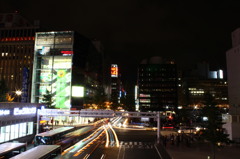 駅前にて