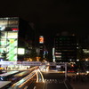 駅前にて