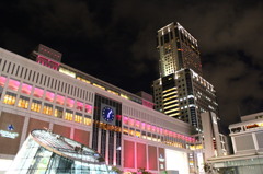 ピンク色に光る札幌駅