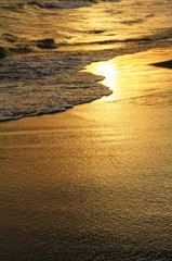 夕暮れの波打ち際