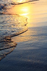 夕暮れの波打ち際