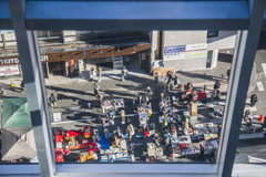 ガラス越しの骨董市