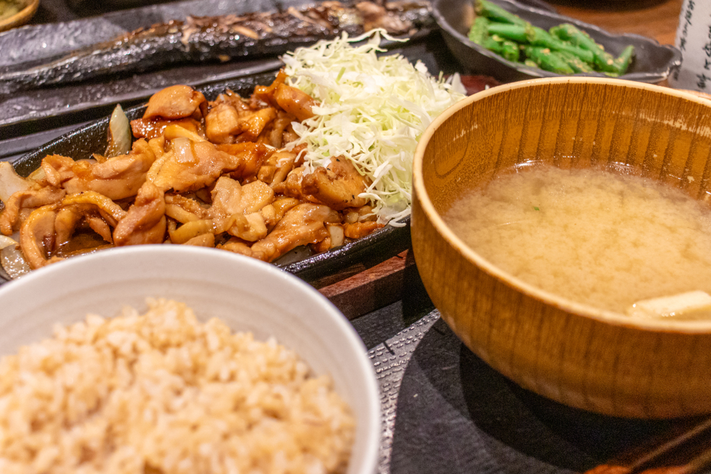 鳥生姜焼き定食～玄米ご飯を添えて