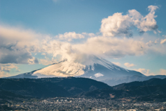 一尾根はしぐるる雲か富士の雪