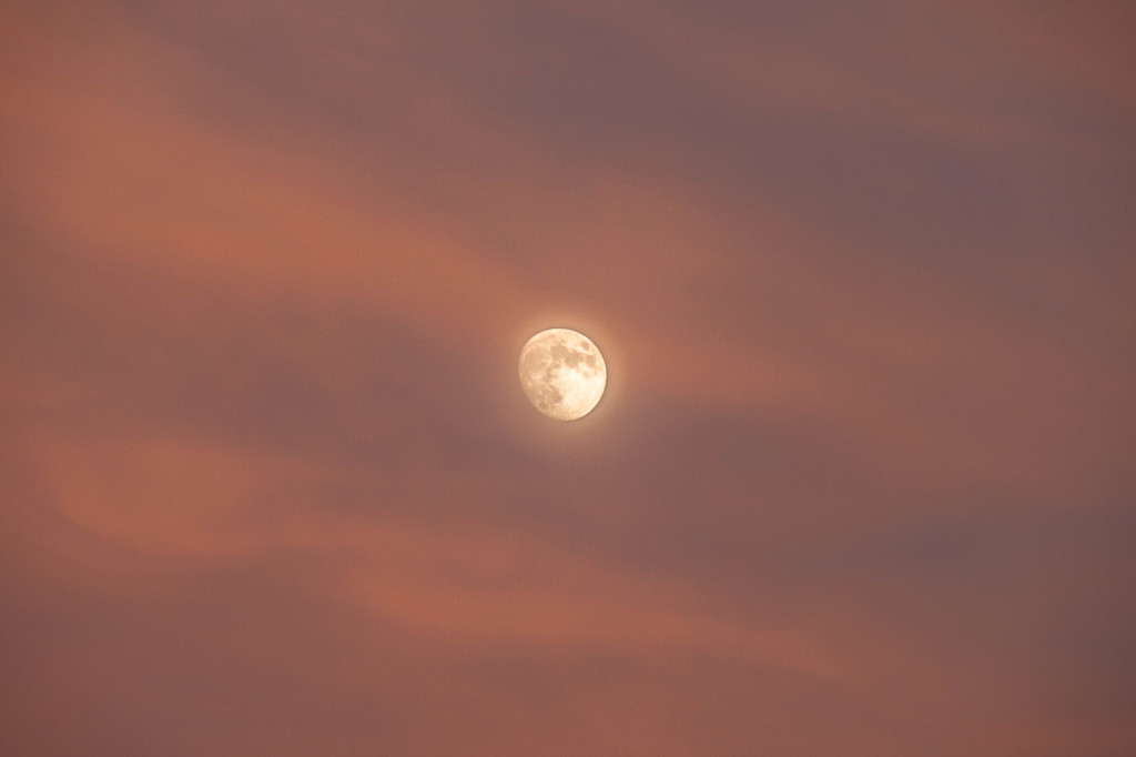 紅い雲霞の月