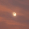 紅い雲霞の月