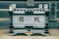 賽銭の 代わりに置きし 鬼ころし