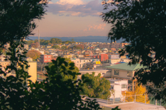 黄昏の街を背に抱き合えたあの頃が胸をかすめる