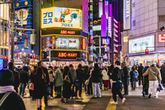 新宿駅東口を抜けた先