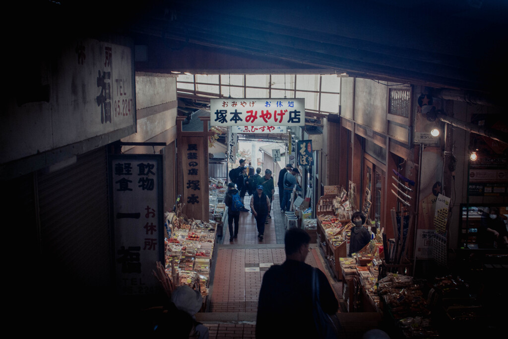 参道に並ぶ商店