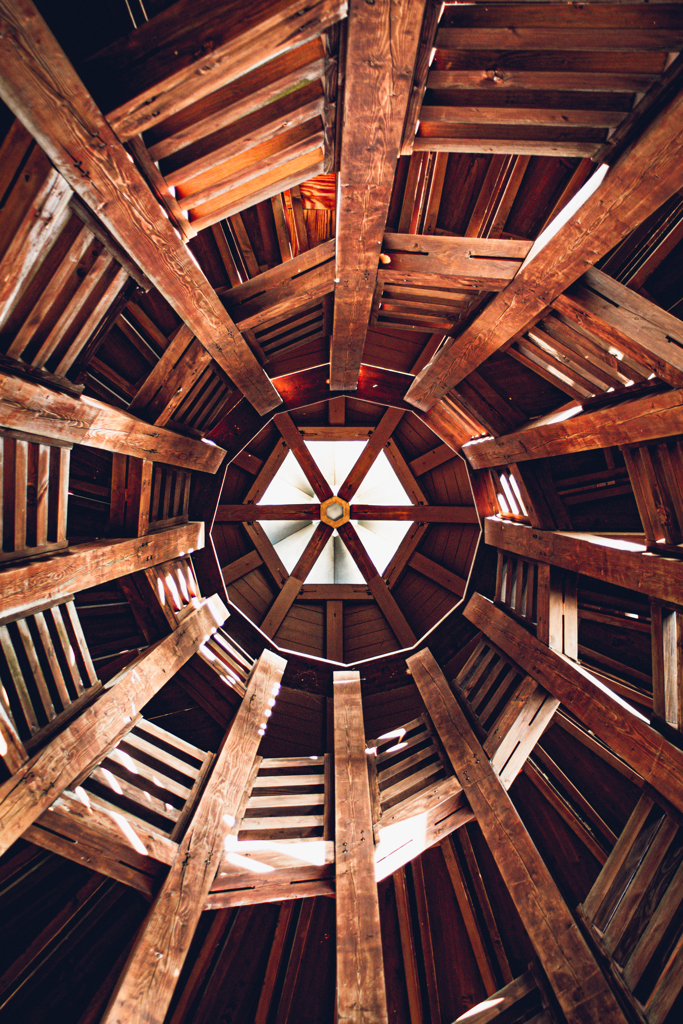 木造展望台の螺旋階段