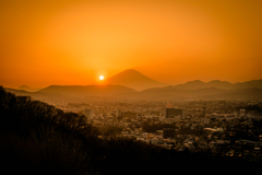 夕霞 黄昏染まる 富士と街