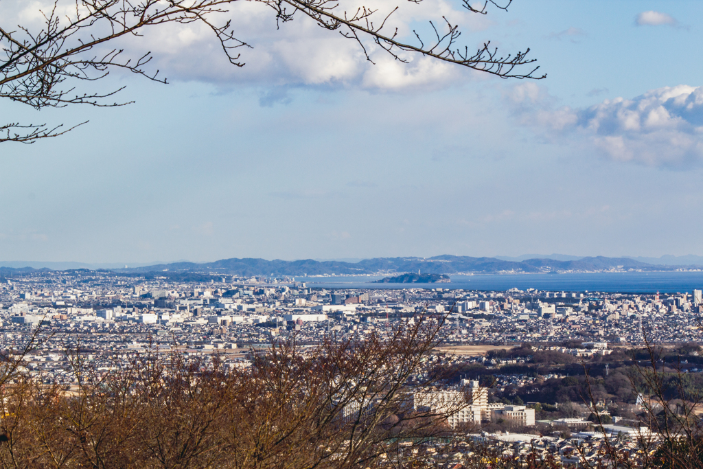 江の島が遠くにボンヤリ寝てる