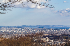 江の島が遠くにボンヤリ寝てる