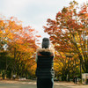 紅葉を撮る女性を撮る自分