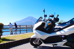 秋の山中湖と相棒