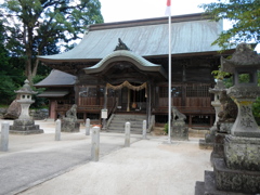 川の近くに佇む神社