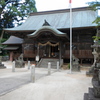 川の近くに佇む神社