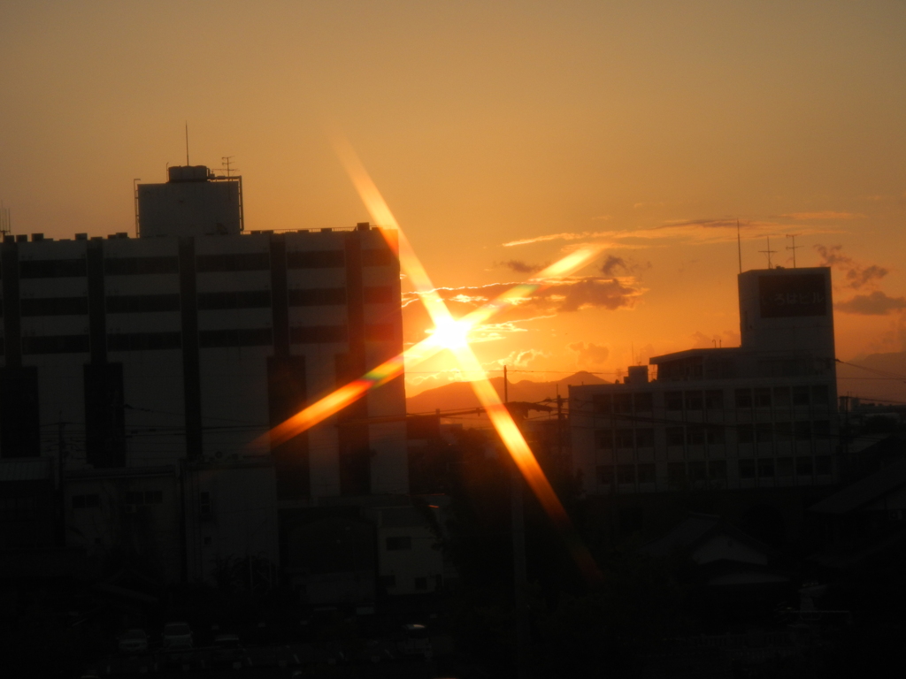 輝く秋の夕日