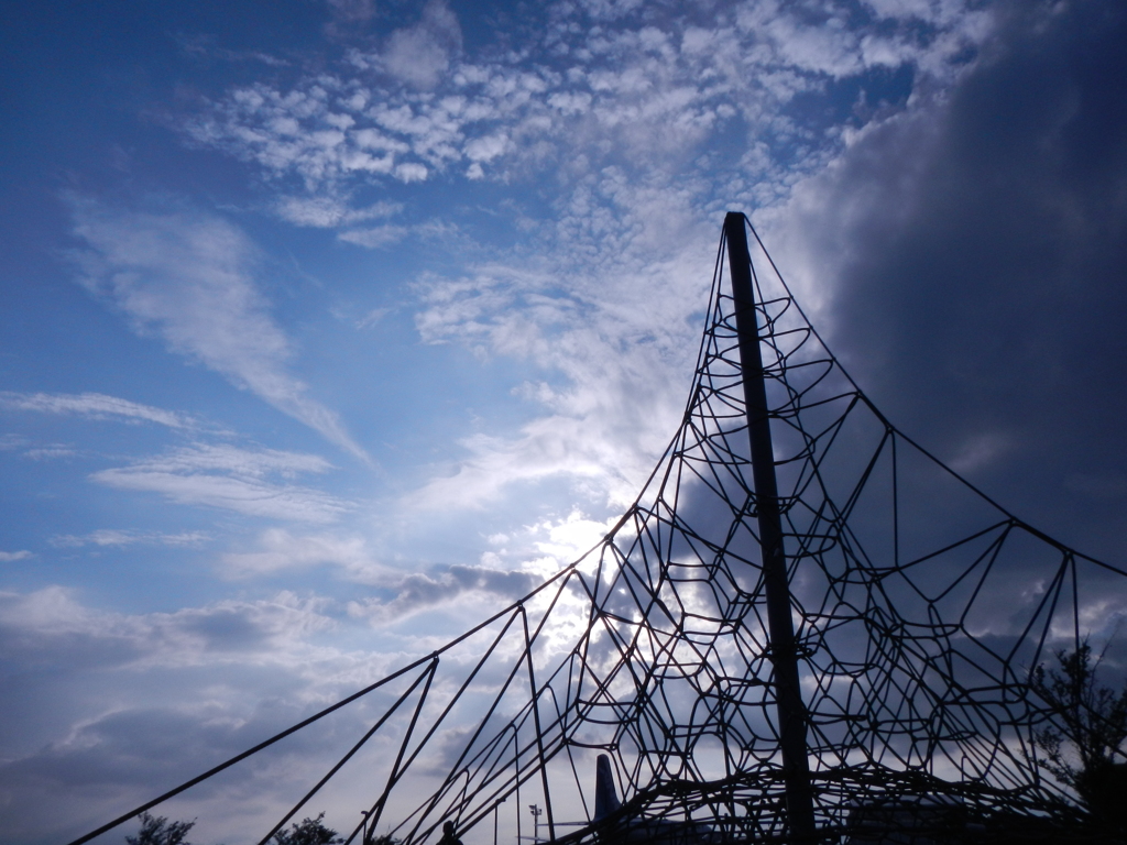 遊具と終夏の空