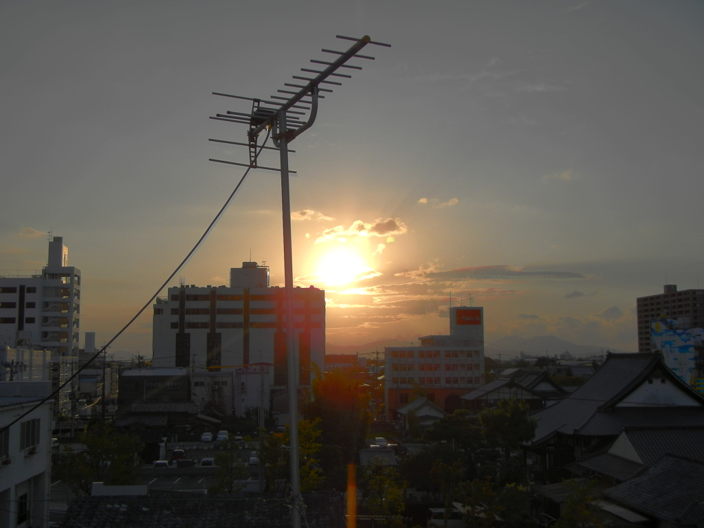 秋の夕日とアンテナ