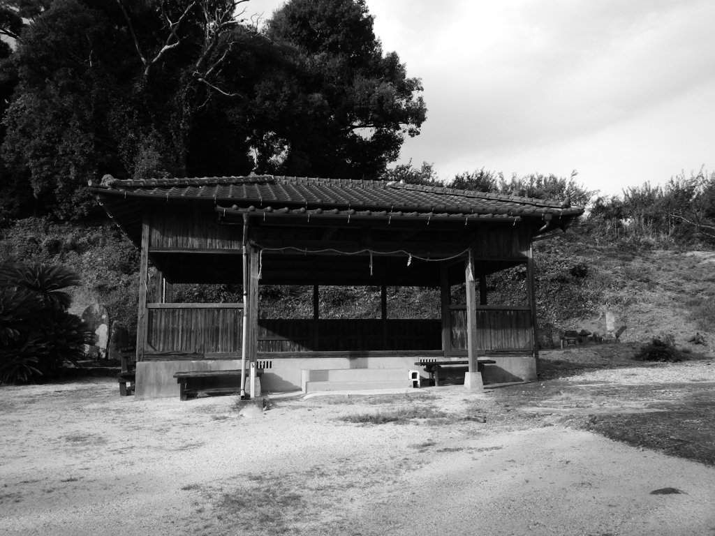 田舎の丘の上にそびえる神社②
