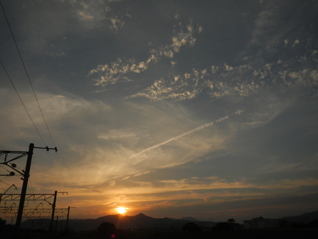 夕日と飛行機雲と．．．