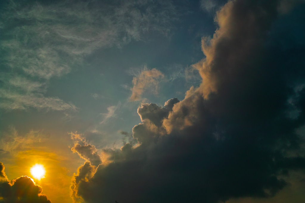 雲も照らされて生きてるのだ。アホなりに。