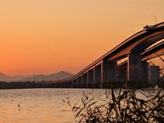 夕日に染まる琵琶湖大橋