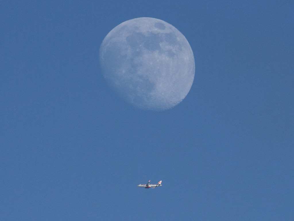 月と飛行機