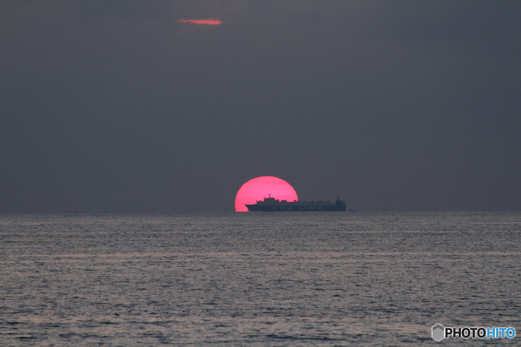 夕陽と船