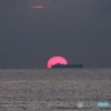 夕陽と船