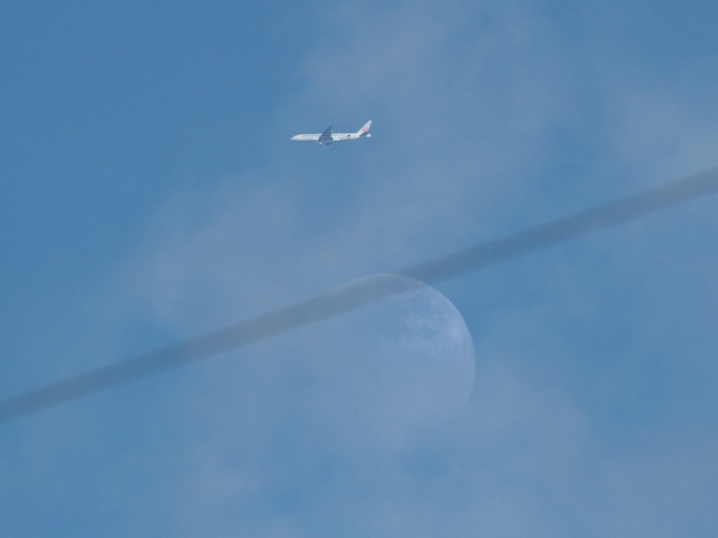 月と飛行機