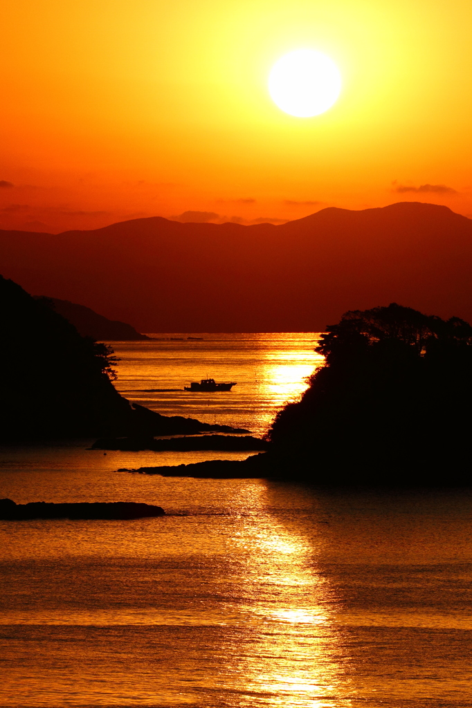 夕暮れの海を行く