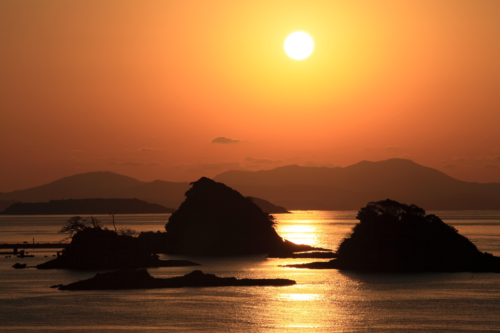 夕景に浮かぶ島影