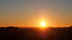 朝日と気球